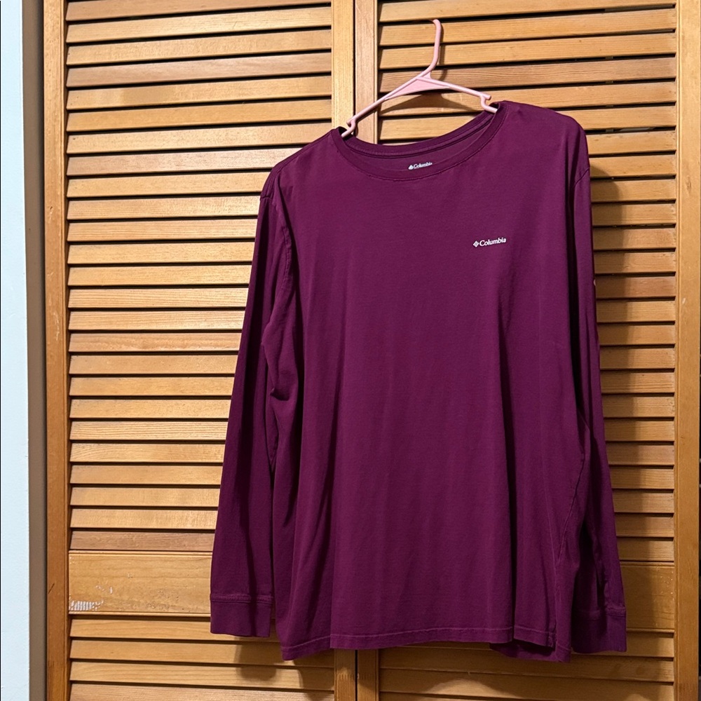 Columbia women’s l Maroon, Long Sleeve Tee
Floral name on left sleeve.